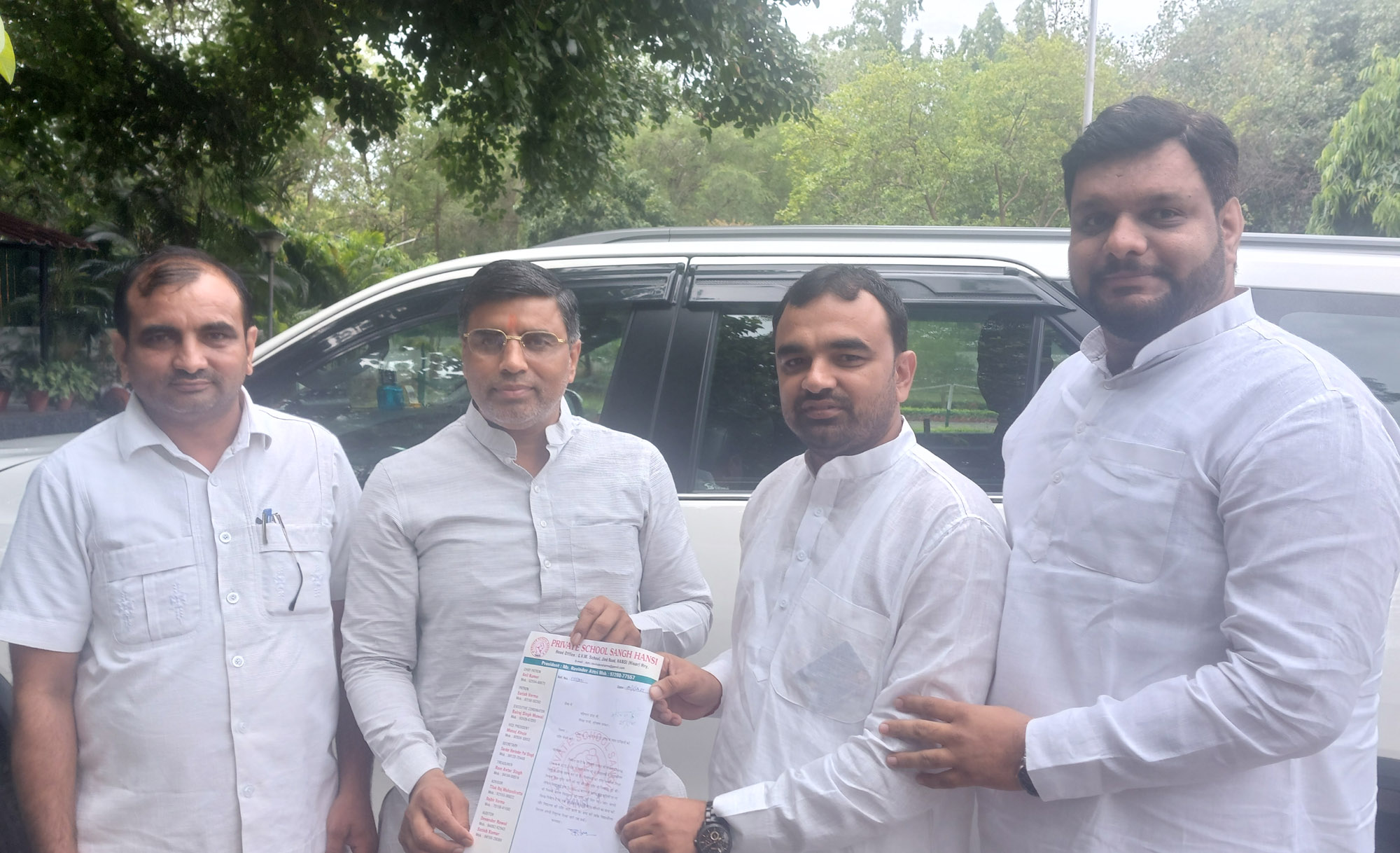 प्राइवेट स्कूल एसोसिएशन हांसी ने विधायक विनोद भयाना की अध्यक्षता में शिक्षा मंत्री को सौंपा ज्ञापन